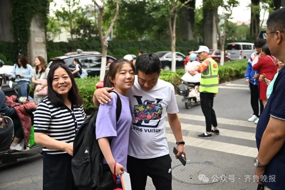 直击2024山东高考现场！有家长带存了六年的粽子来送考