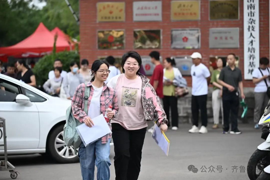 直击2024山东高考现场！有家长带存了六年的粽子来送考