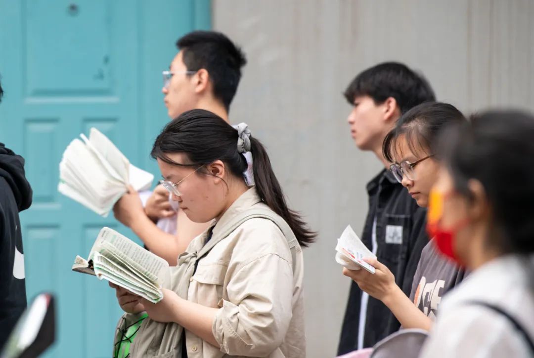 今天高考！郑州考场外刚刚拍下了→