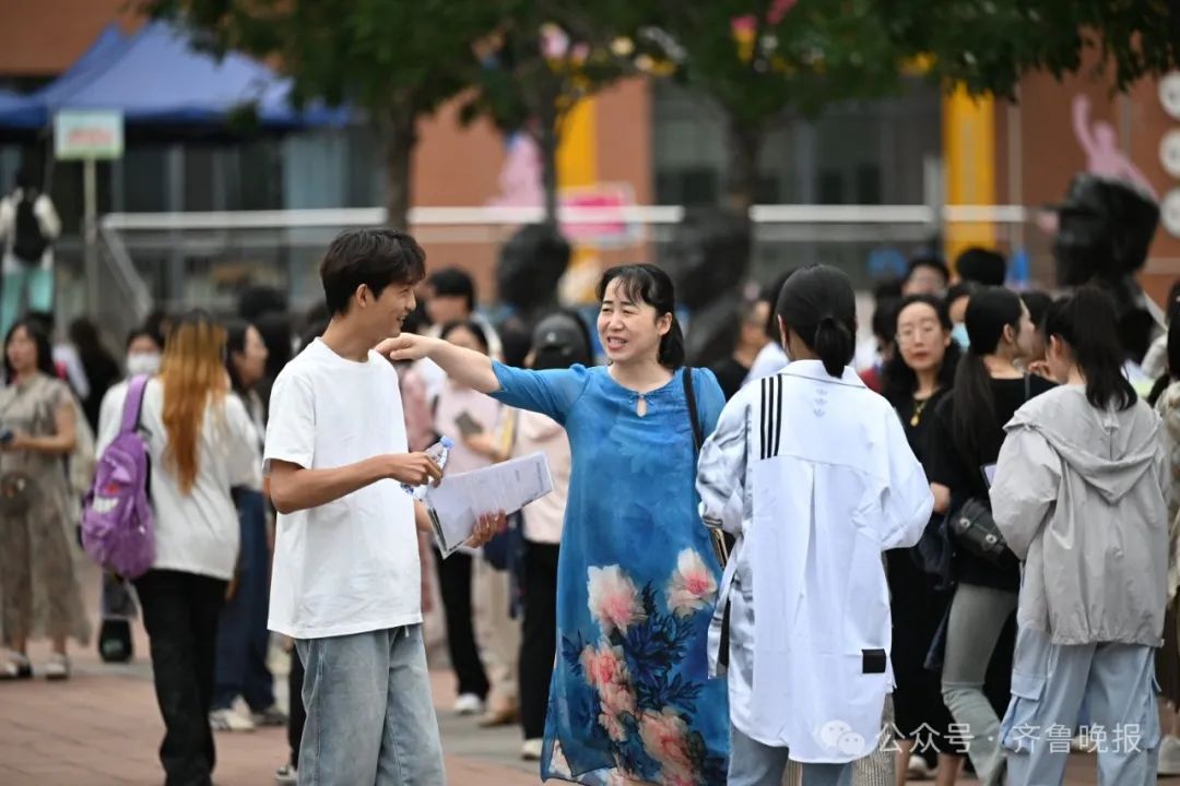 直击2024山东高考现场！有家长带存了六年的粽子来送考