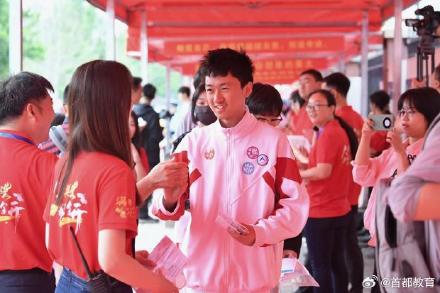 高考首日迎降雨 人大附中经开学校搭建状元门为考生打气