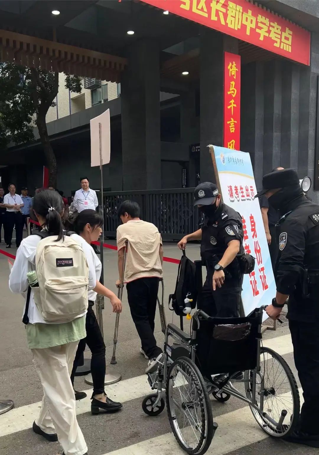 保安手上这两个字,暖得让人想哭! 保安手上这两个字,暖得让人想哭!