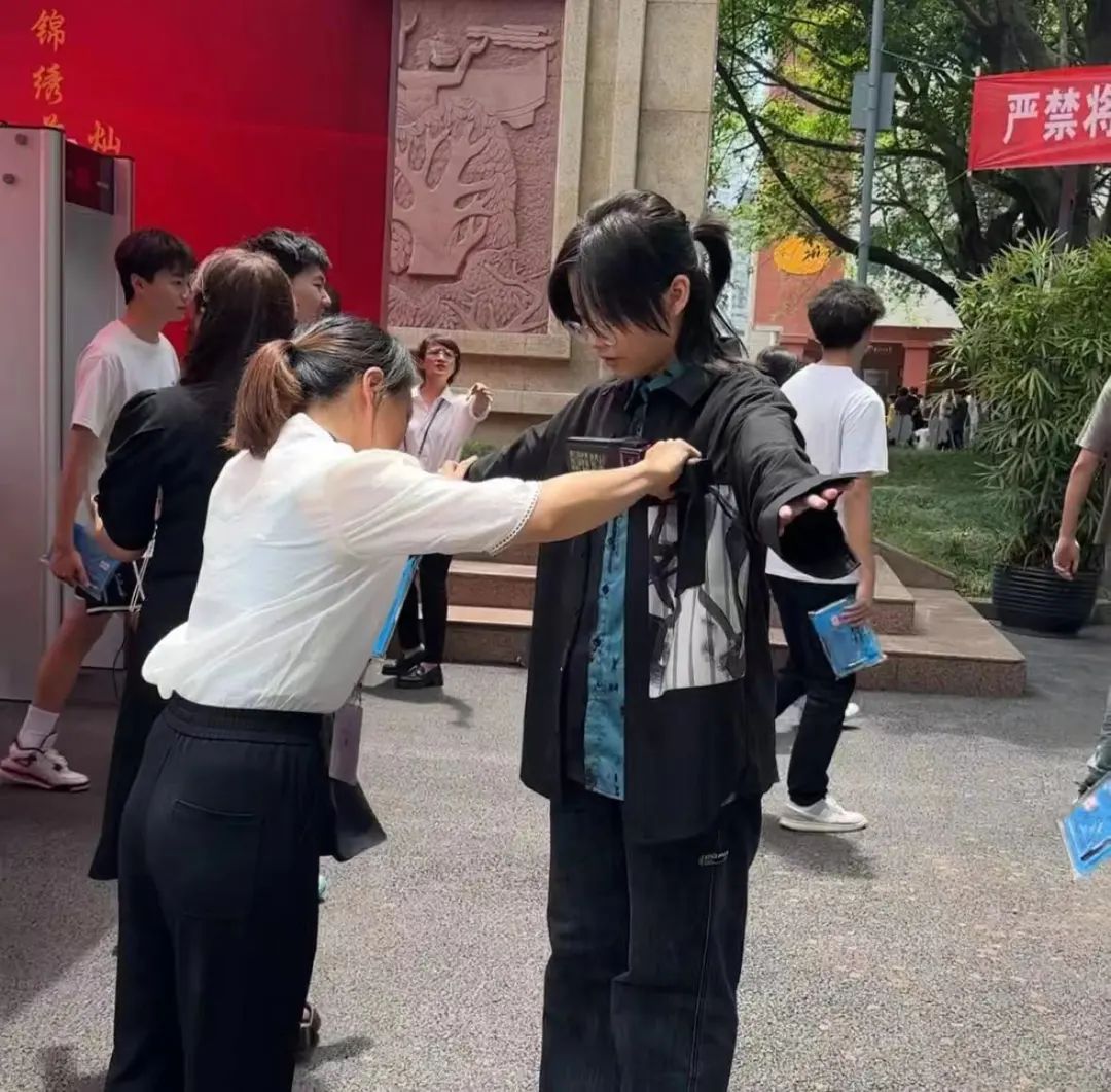 重庆之声记者“踩点”重庆高考考场——各项服务已就绪 重庆之声记者“踩点”重庆高考考场——各项服务已就绪