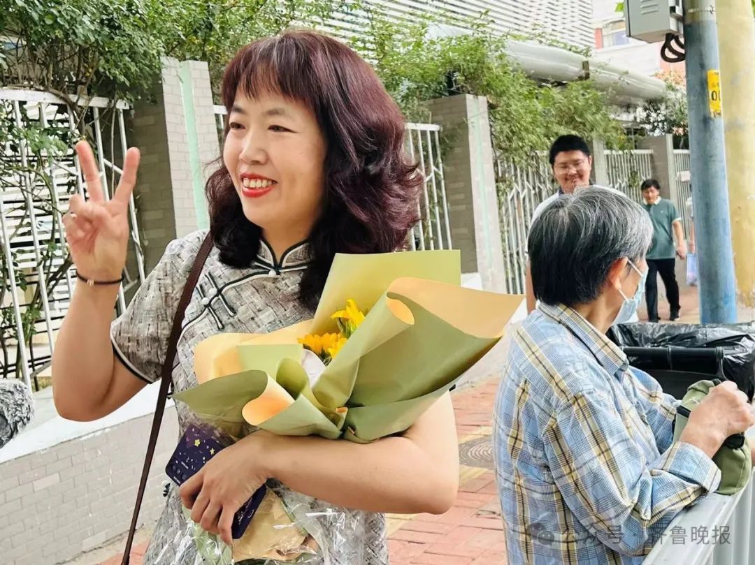 直击2024山东高考现场！有家长带存了六年的粽子来送考