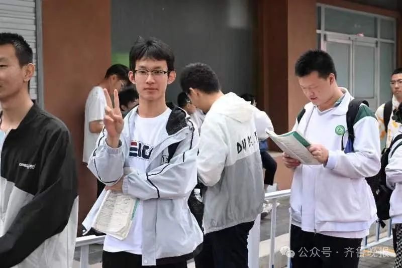 直击2024山东高考现场！有家长带存了六年的粽子来送考