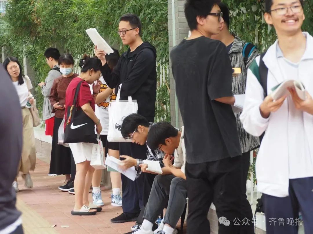 直击2024山东高考现场！有家长带存了六年的粽子来送考
