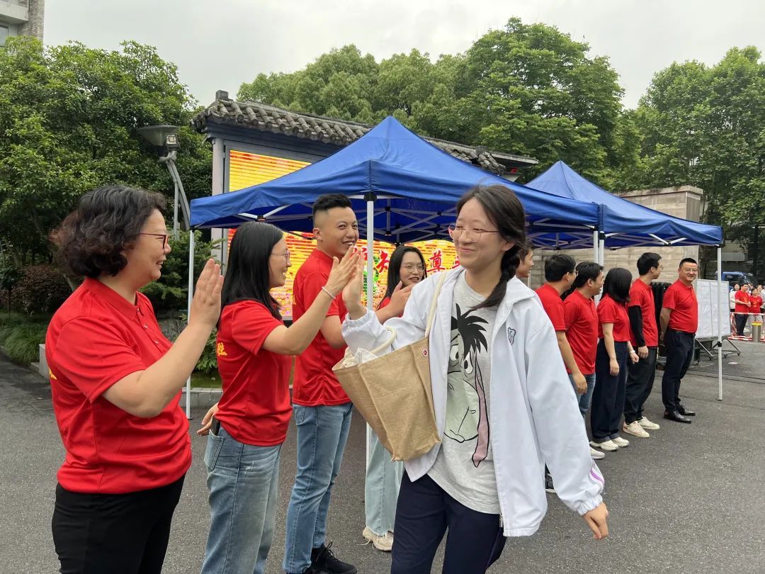 热搜刷屏！名场面再现→