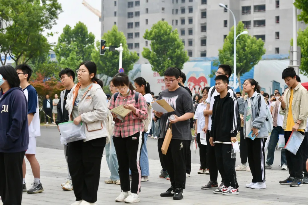 今天，为安徽49.5万考生加油！