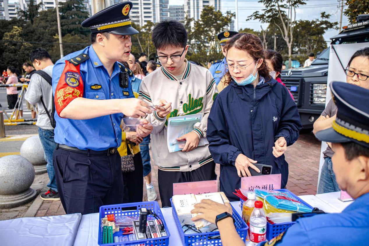 高考首日 江苏各地有关部门全力护航