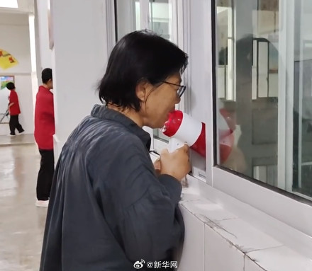 张桂梅高考当天一早拿着小喇叭一遍遍叮嘱