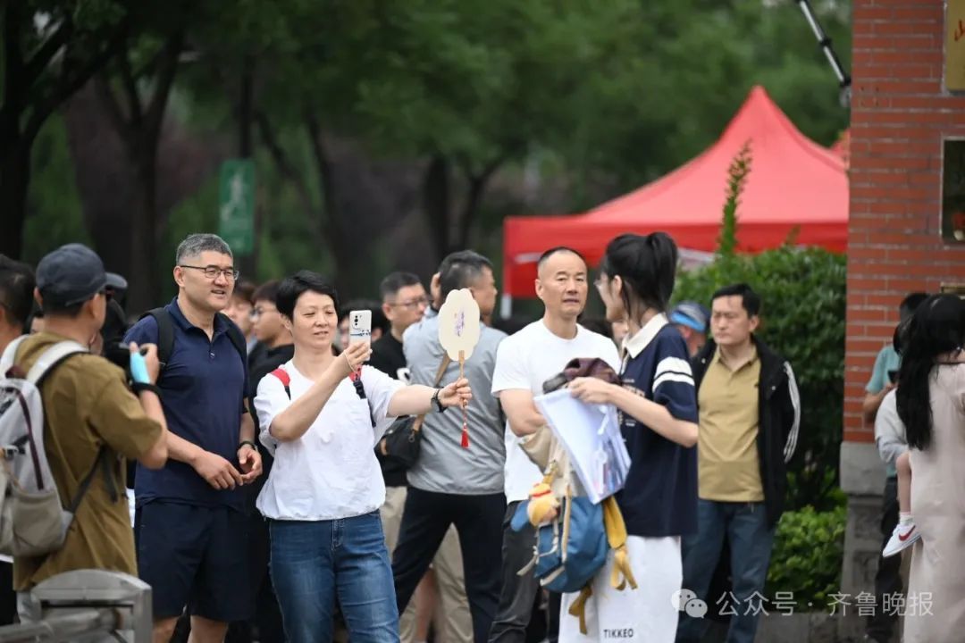 直击2024山东高考现场！有家长带存了六年的粽子来送考