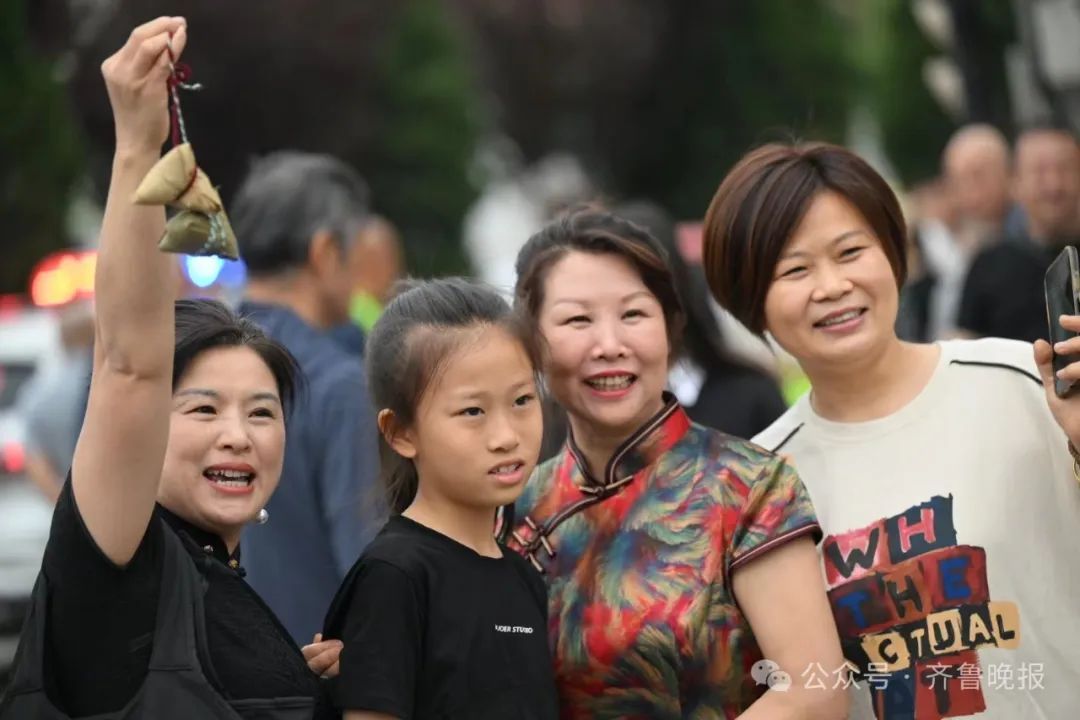 直击2024山东高考现场！有家长带存了六年的粽子来送考