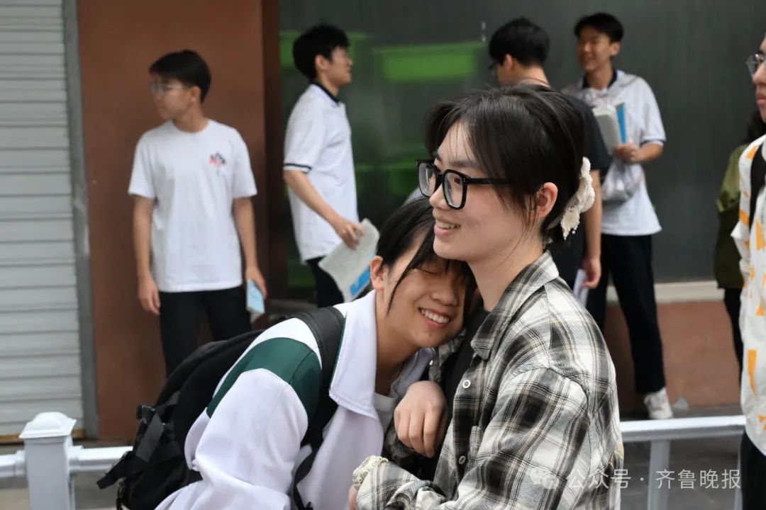 直击2024山东高考现场！有家长带存了六年的粽子来送考