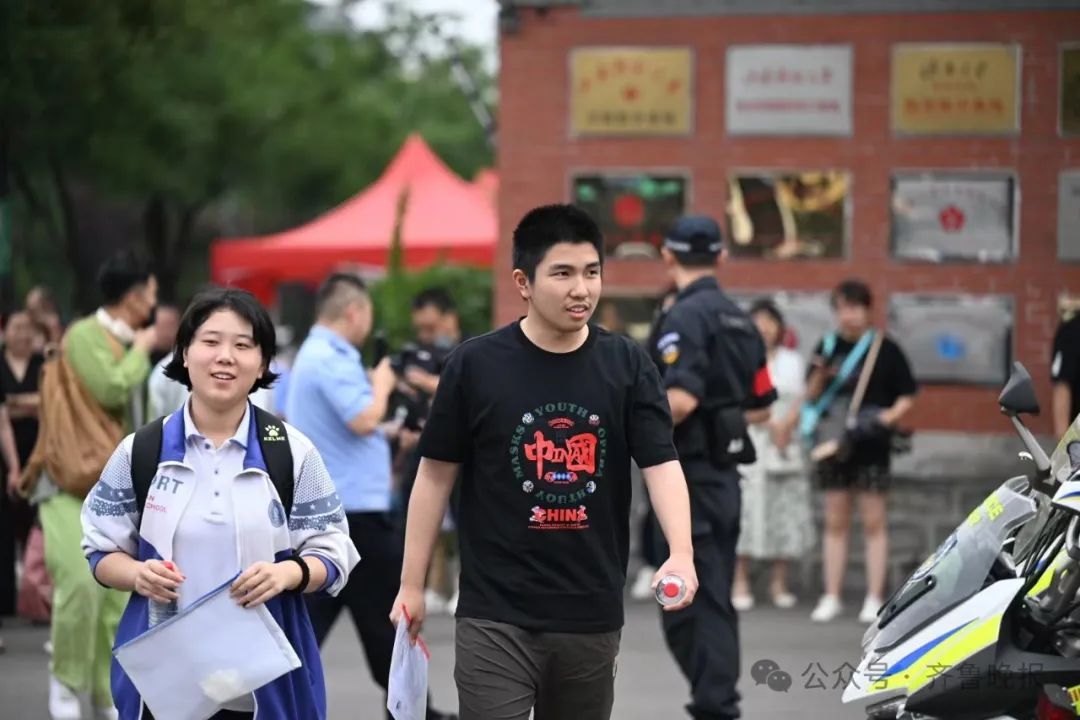 直击2024山东高考现场！有家长带存了六年的粽子来送考