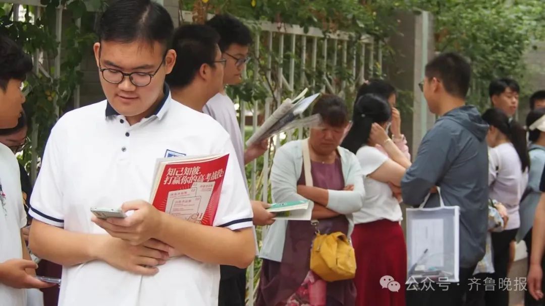 直击2024山东高考现场！有家长带存了六年的粽子来送考