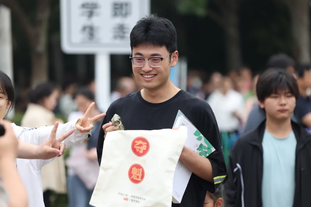 今天，为安徽49.5万考生加油！