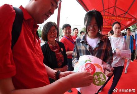 高考首日迎降雨 人大附中经开学校搭建状元门为考生打气