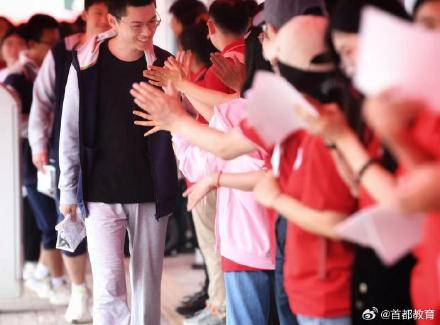 高考首日迎降雨 人大附中经开学校搭建状元门为考生打气