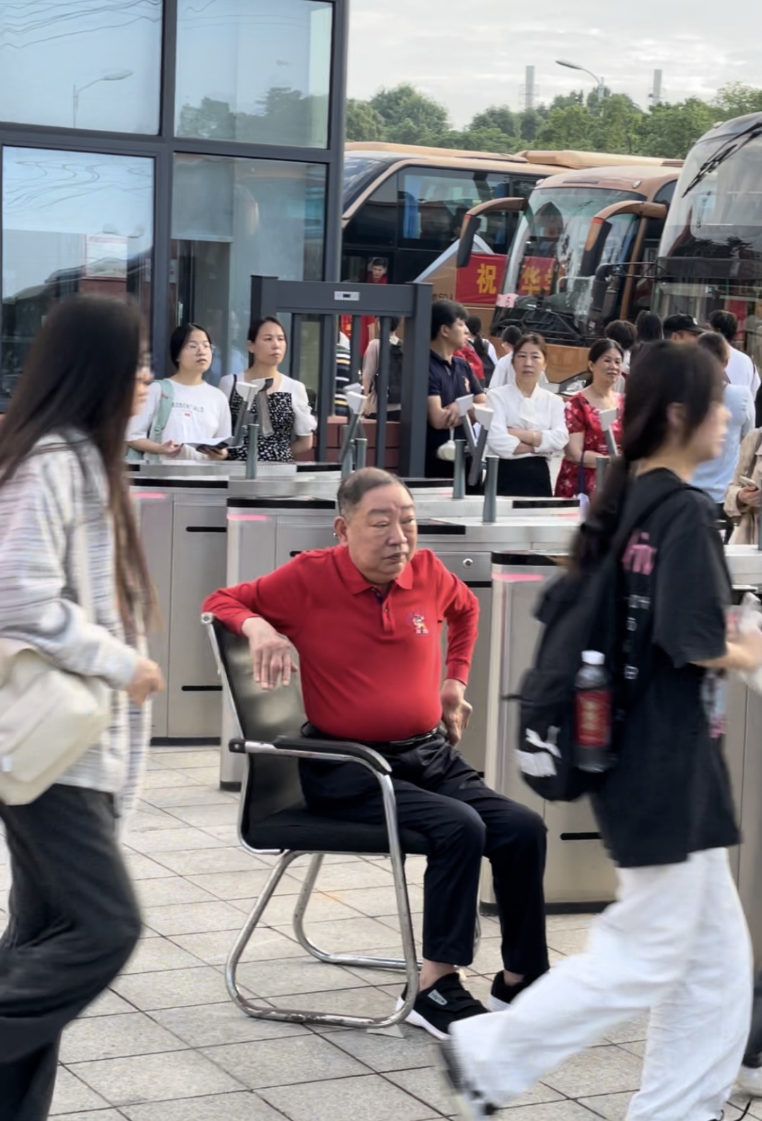 保安手上这两个字,暖得让人想哭! 保安手上这两个字,暖得让人想哭!