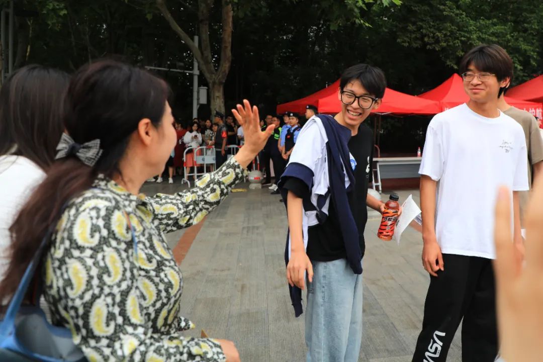 今天高考！郑州考场外刚刚拍下了→
