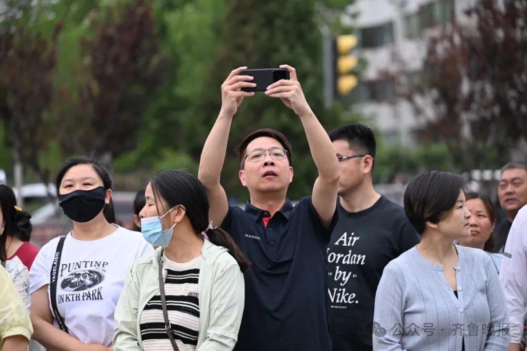 直击2024山东高考现场！有家长带存了六年的粽子来送考