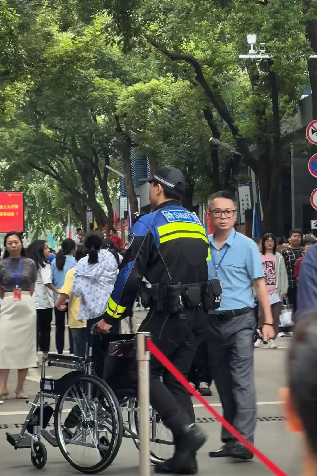 保安手上这两个字,暖得让人想哭! 保安手上这两个字,暖得让人想哭!