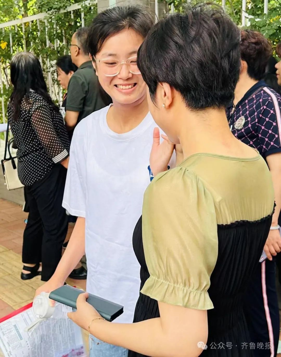 直击2024山东高考现场！有家长带存了六年的粽子来送考