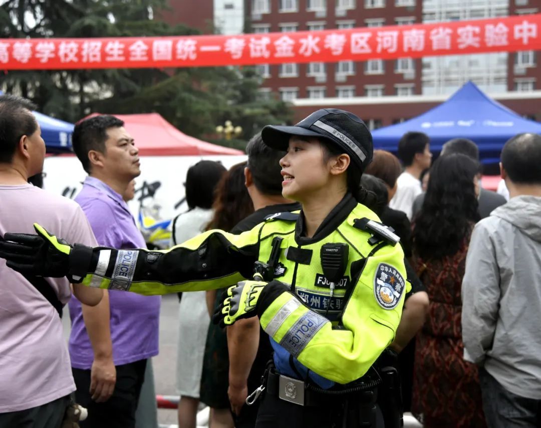 今天高考！郑州考场外刚刚拍下了→