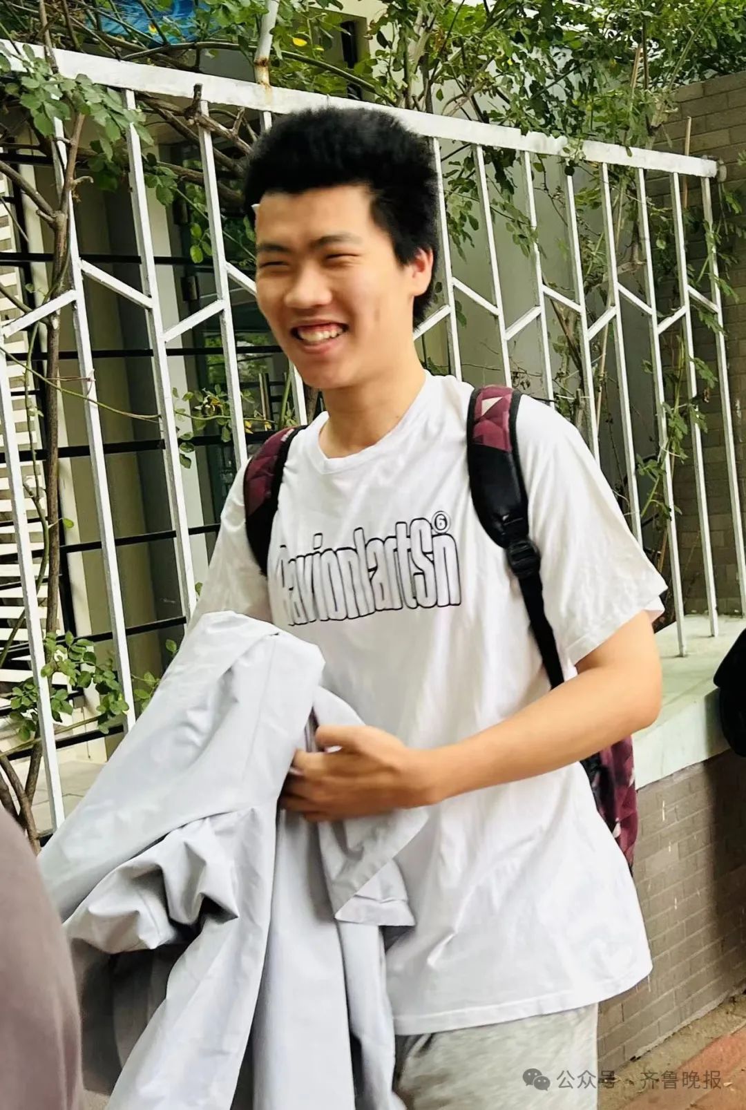 直击2024山东高考现场！有家长带存了六年的粽子来送考