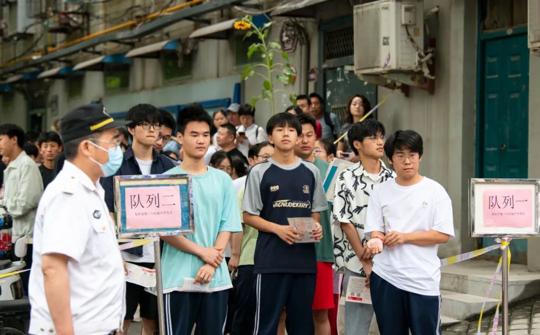 今天高考！郑州考场外刚刚拍下了→