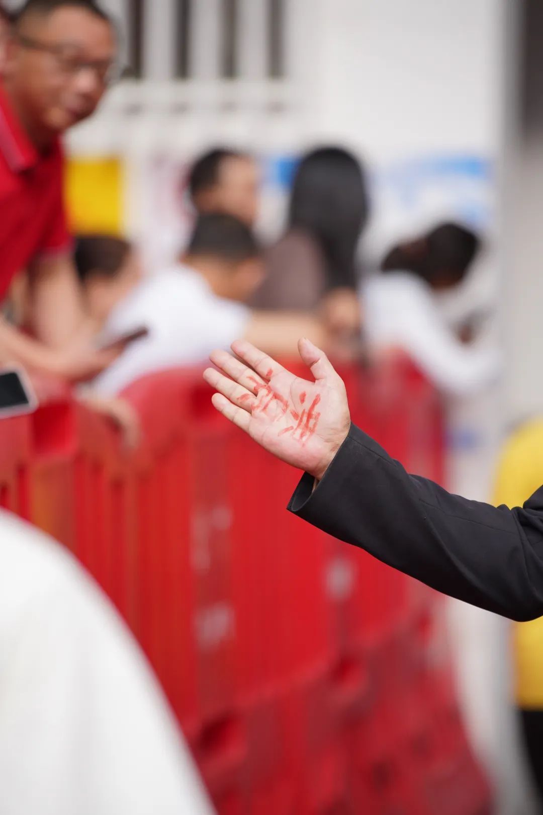 保安手上这两个字,暖得让人想哭! 保安手上这两个字,暖得让人想哭!