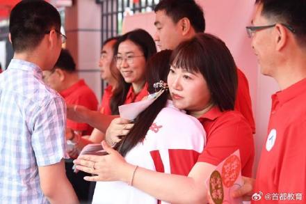 高考首日迎降雨 人大附中经开学校搭建状元门为考生打气