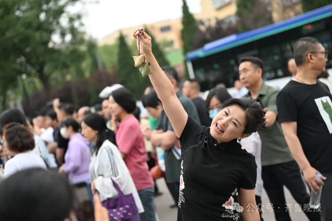 直击2024山东高考现场！有家长带存了六年的粽子来送考