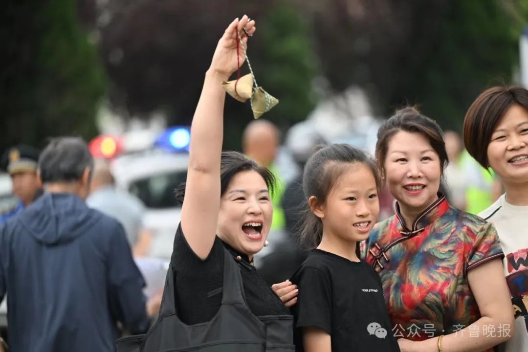直击2024山东高考现场！有家长带存了六年的粽子来送考