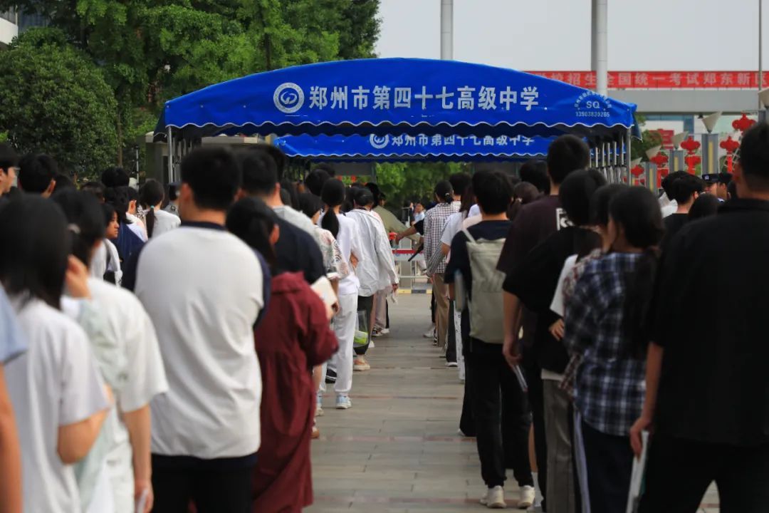 今天高考！郑州考场外刚刚拍下了→
