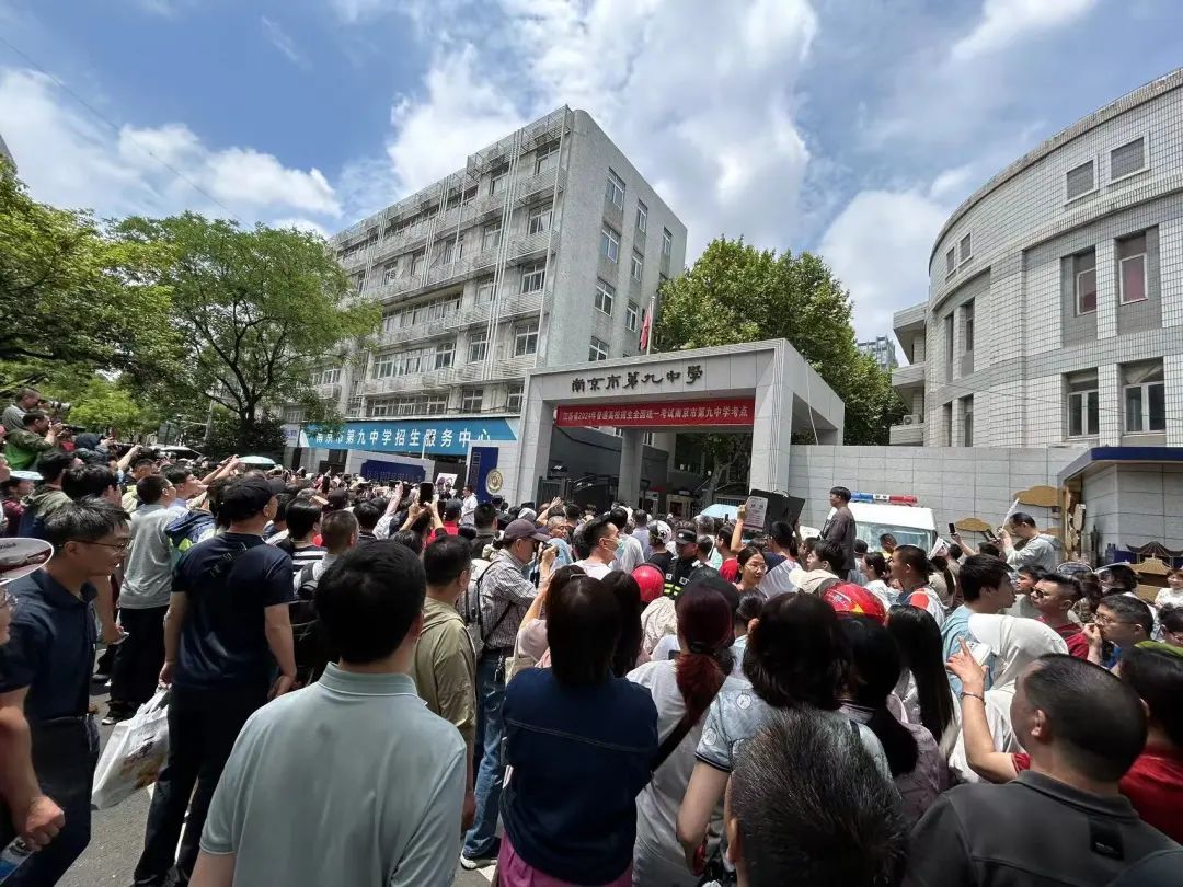 现场直击 | 南京高考第一场结束! 现场直击 | 南京高考第一场结束!