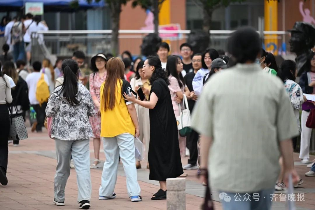 直击2024山东高考现场！有家长带存了六年的粽子来送考