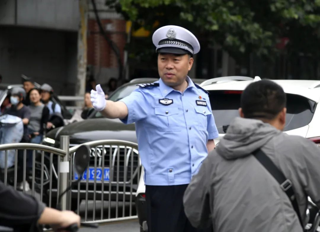 今天高考！郑州考场外刚刚拍下了→