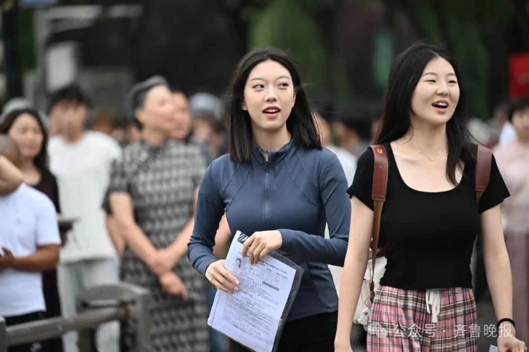 直击2024山东高考现场！有家长带存了六年的粽子来送考