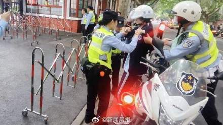 上海高考考生忘带身份证 民警接送一条龙补办 上海高考考生忘带身份证 民警接送一条龙补办