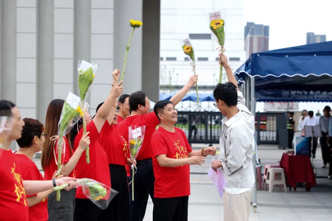 今天高考！郑州考场外刚刚拍下了→