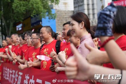 考生家长团来了！直击长沙高考第一现场