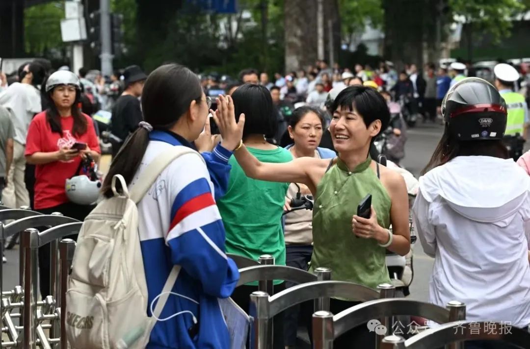 直击2024山东高考现场！有家长带存了六年的粽子来送考