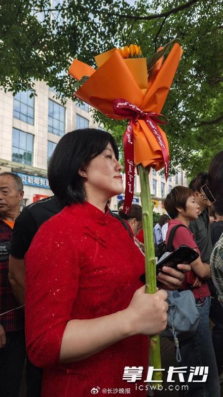 考生家长团来了！直击长沙高考第一现场