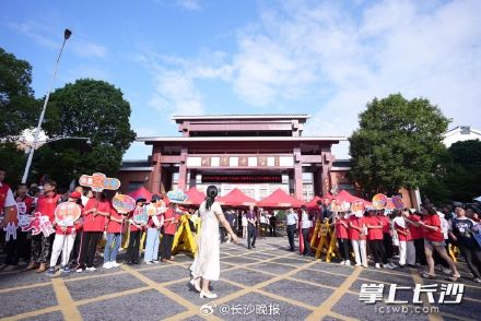 考生家长团来了！直击长沙高考第一现场