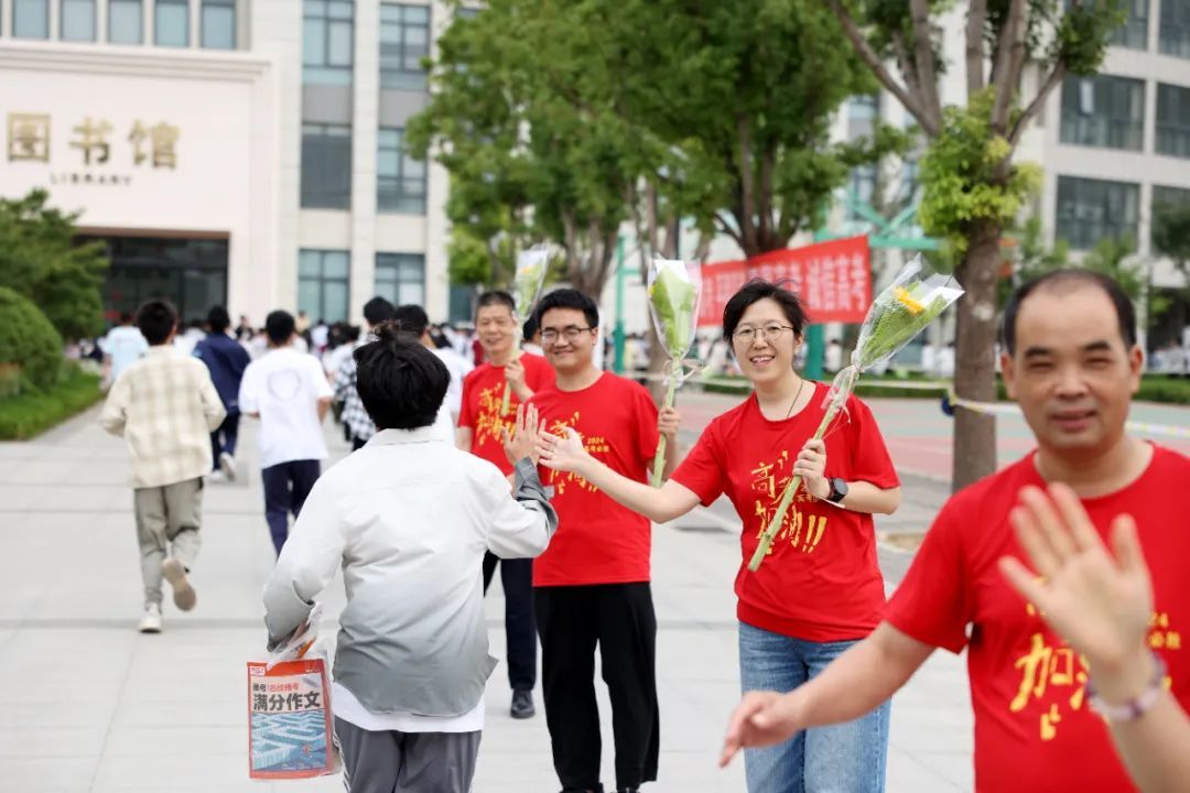 今天高考！郑州考场外刚刚拍下了→