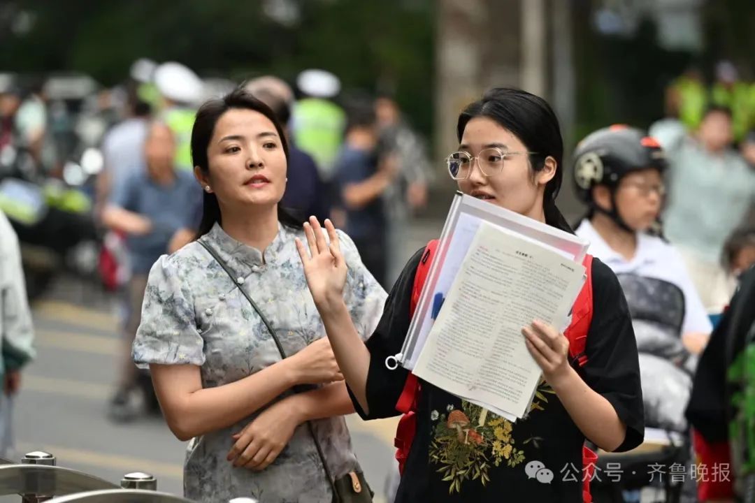 直击2024山东高考现场！有家长带存了六年的粽子来送考