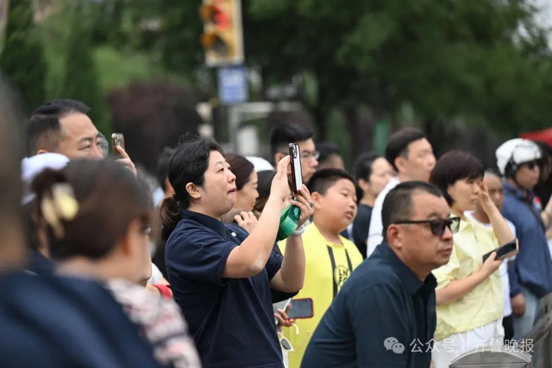 直击2024山东高考现场！有家长带存了六年的粽子来送考