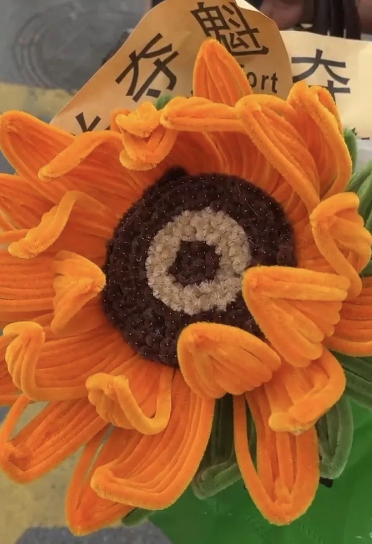 保安手上这两个字,暖得让人想哭! 保安手上这两个字,暖得让人想哭!