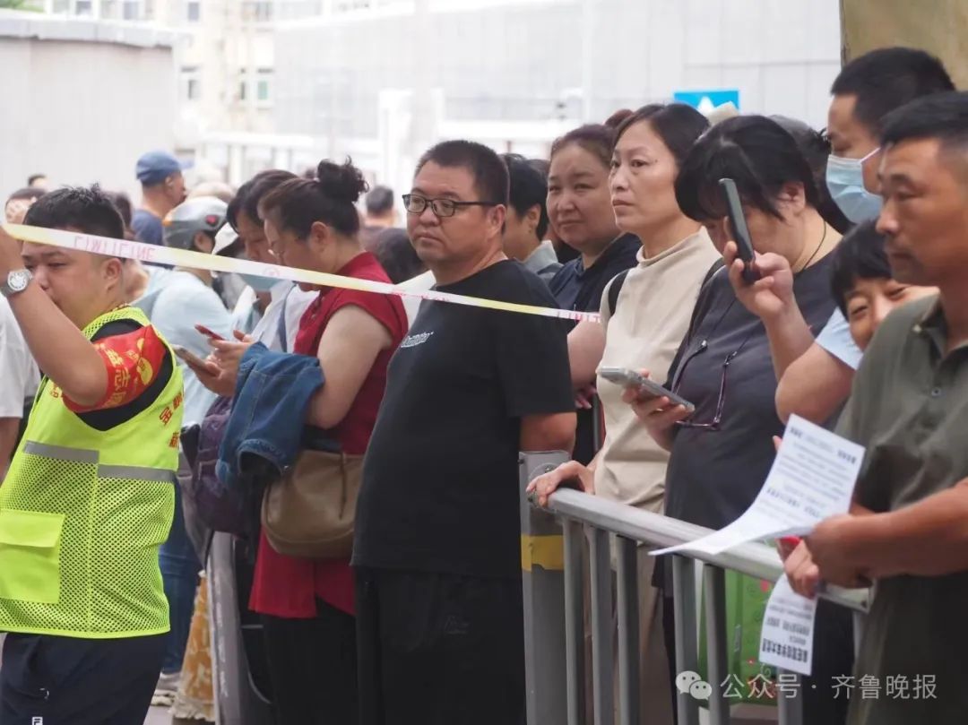 直击2024山东高考现场！有家长带存了六年的粽子来送考